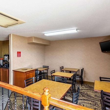 Econo Lodge Inn & Suites Evansville Stevenson Exteriör bild