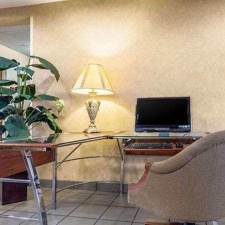 Econo Lodge Inn & Suites Evansville Stevenson Exteriör bild