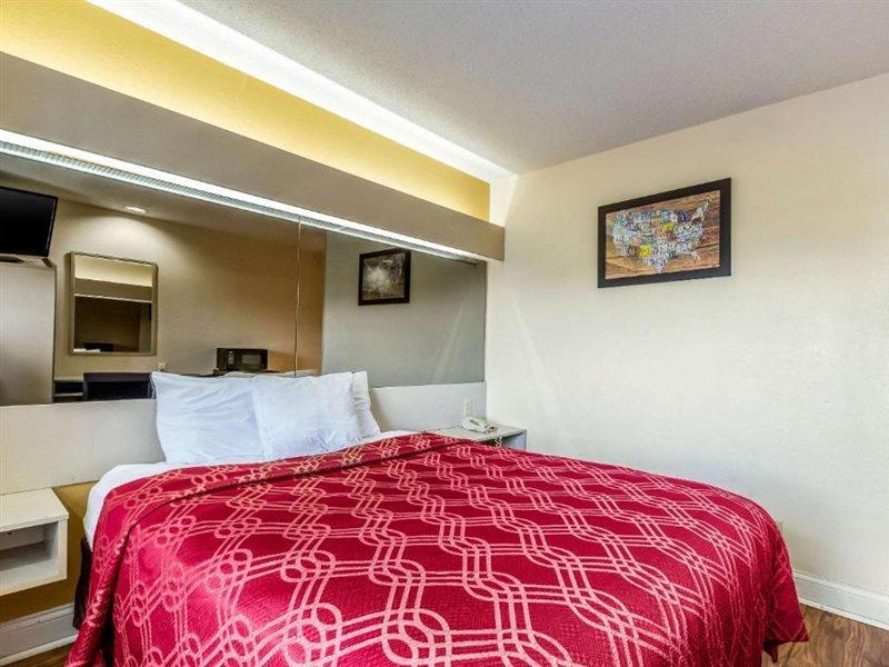 Econo Lodge Inn & Suites Evansville Stevenson Exteriör bild