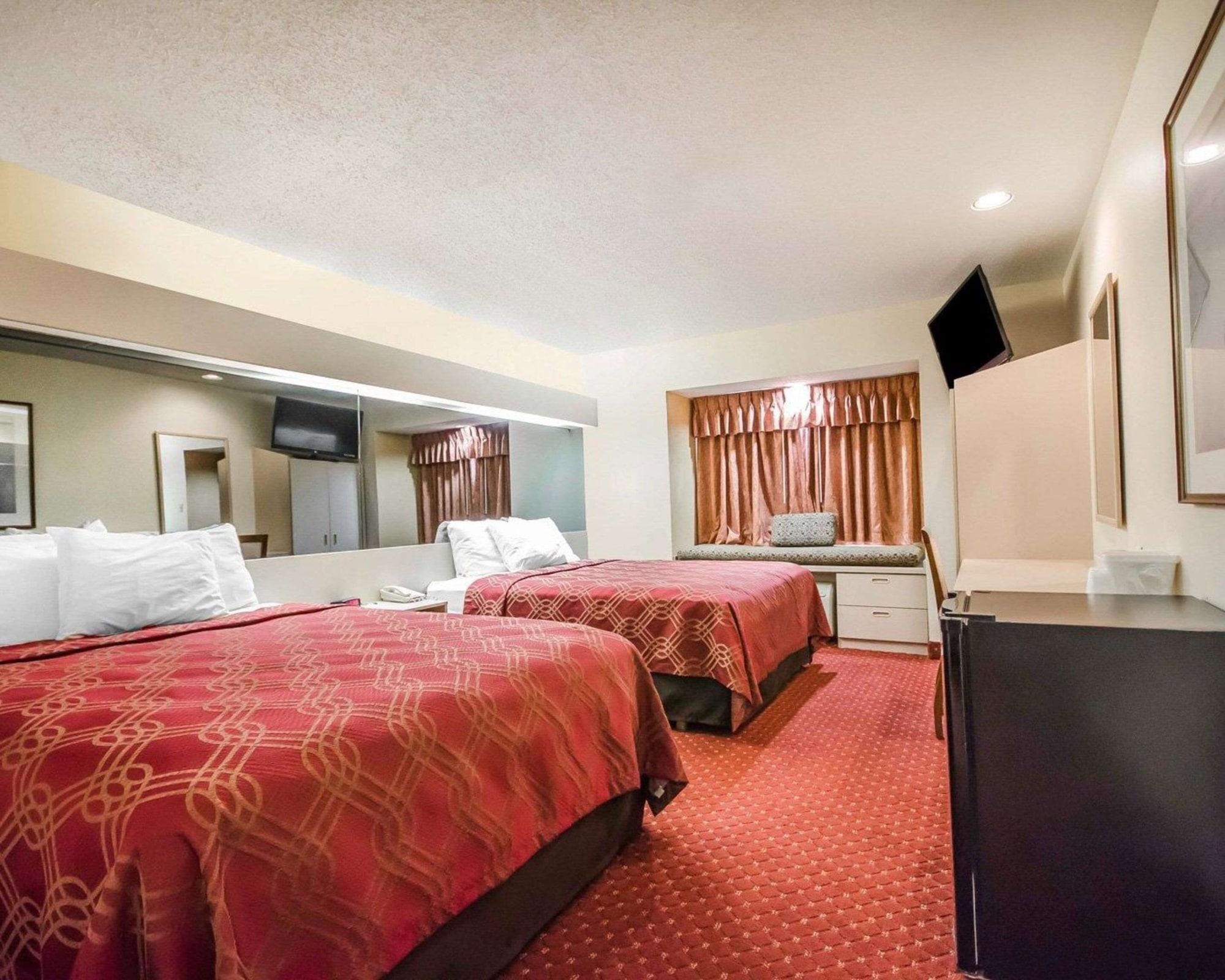 Econo Lodge Inn & Suites Evansville Stevenson Exteriör bild