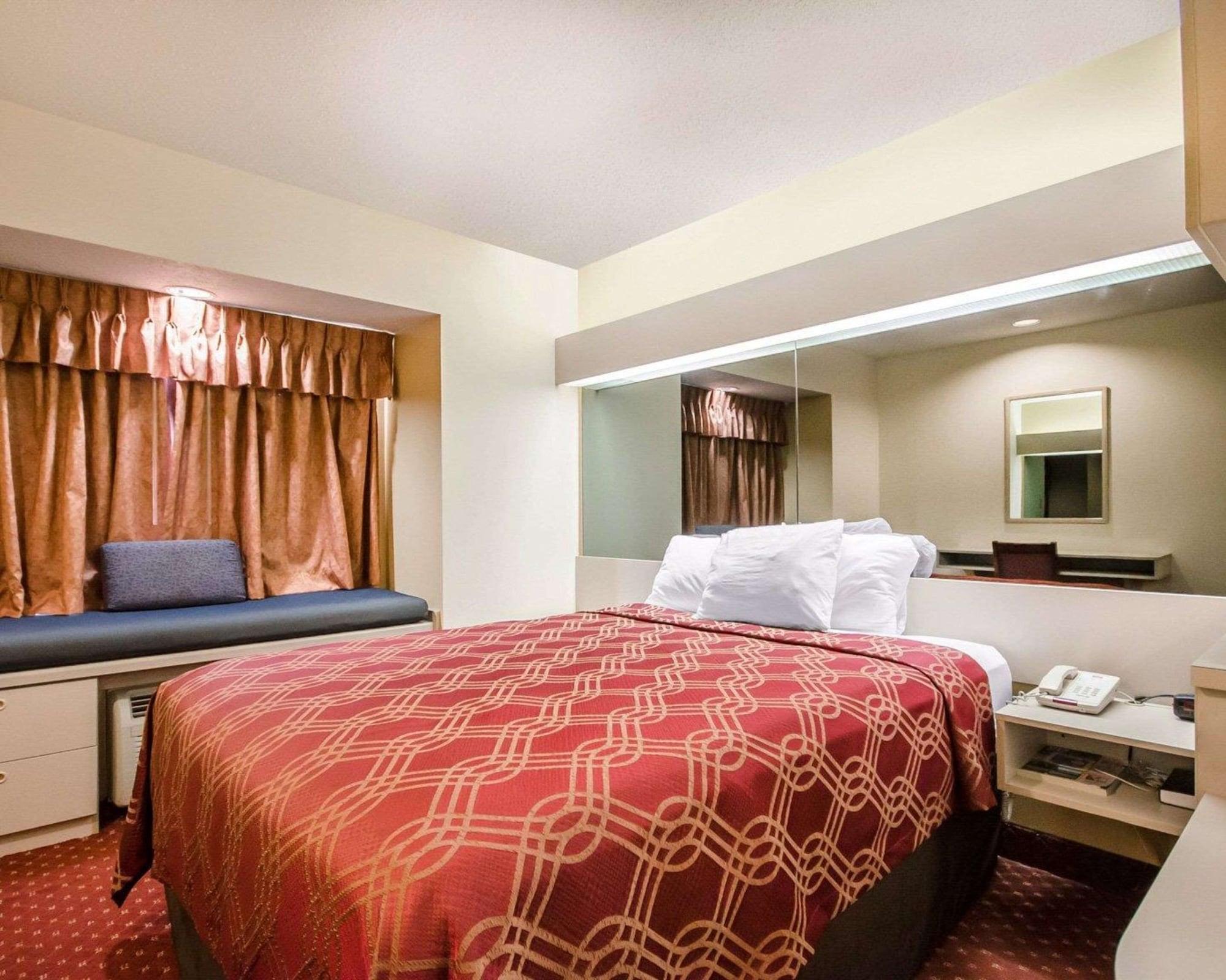 Econo Lodge Inn & Suites Evansville Stevenson Exteriör bild