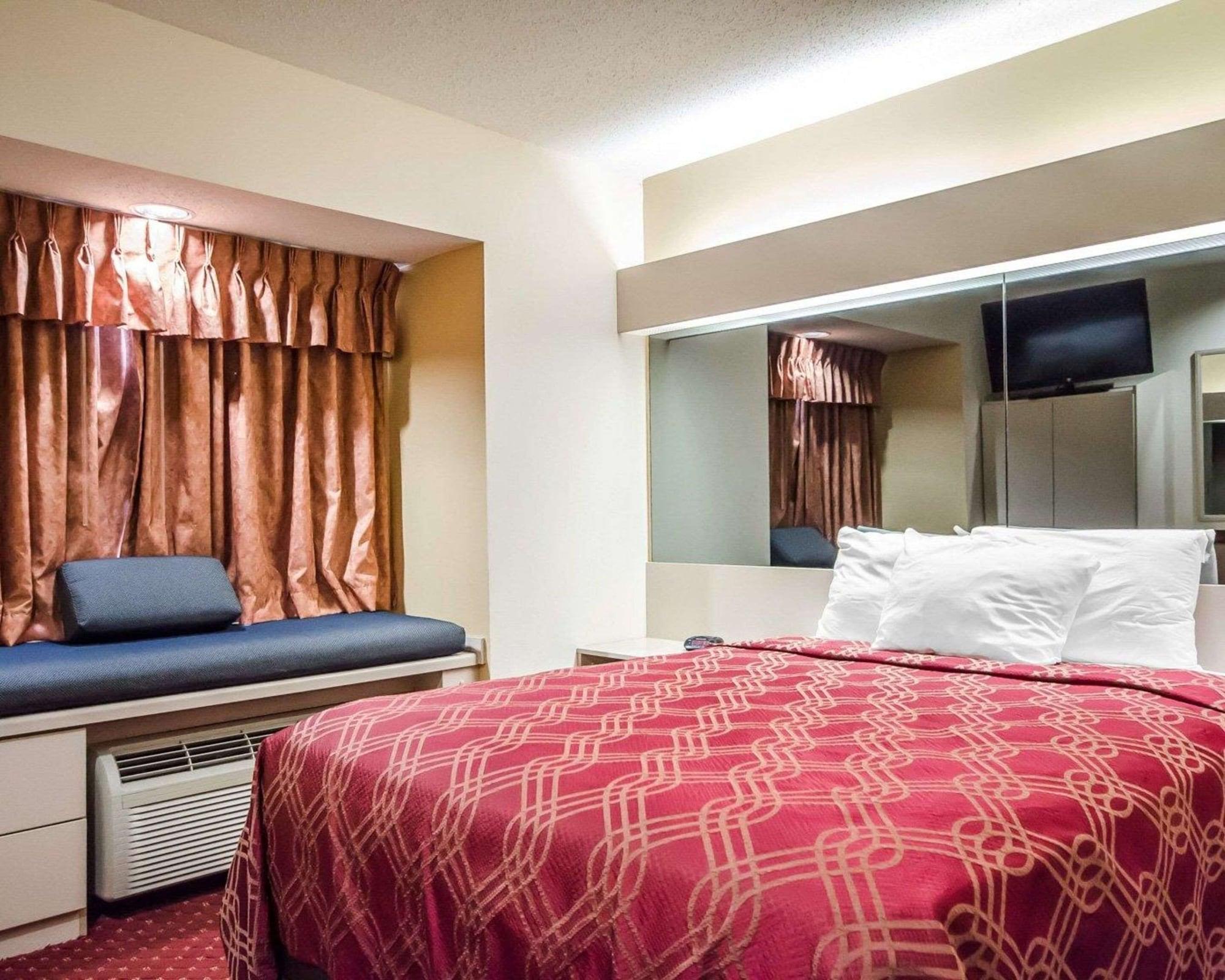 Econo Lodge Inn & Suites Evansville Stevenson Exteriör bild