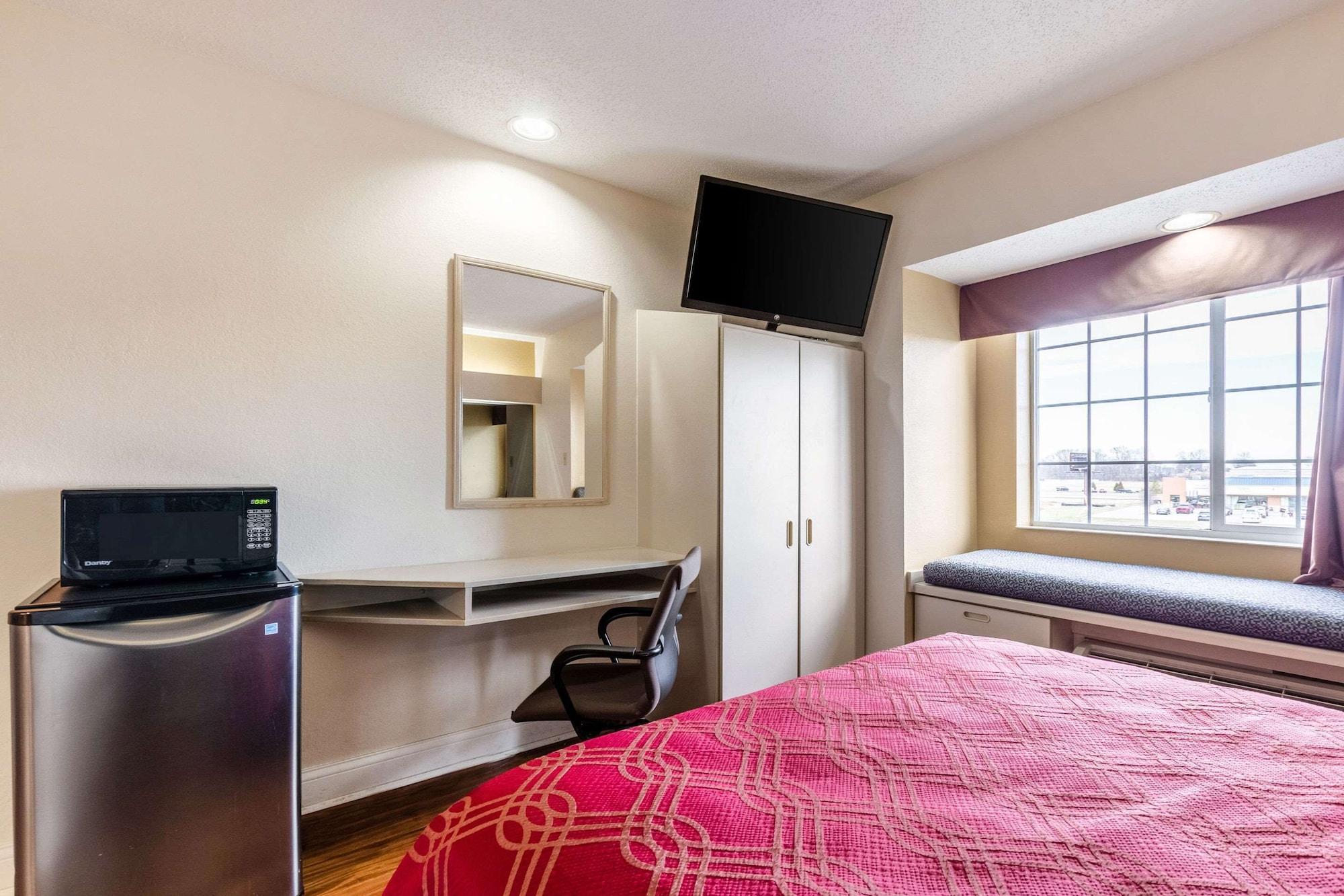 Econo Lodge Inn & Suites Evansville Stevenson Exteriör bild