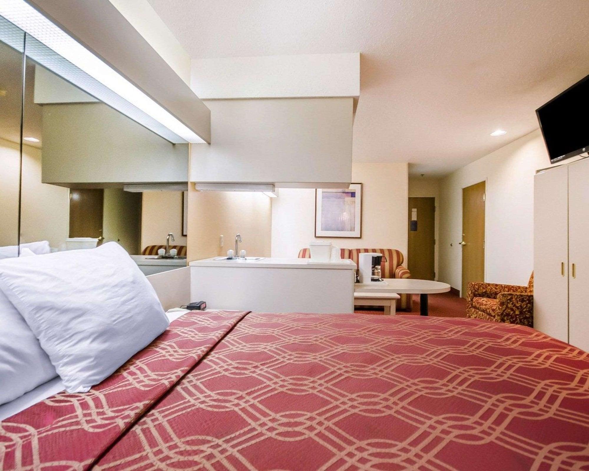 Econo Lodge Inn & Suites Evansville Stevenson Exteriör bild
