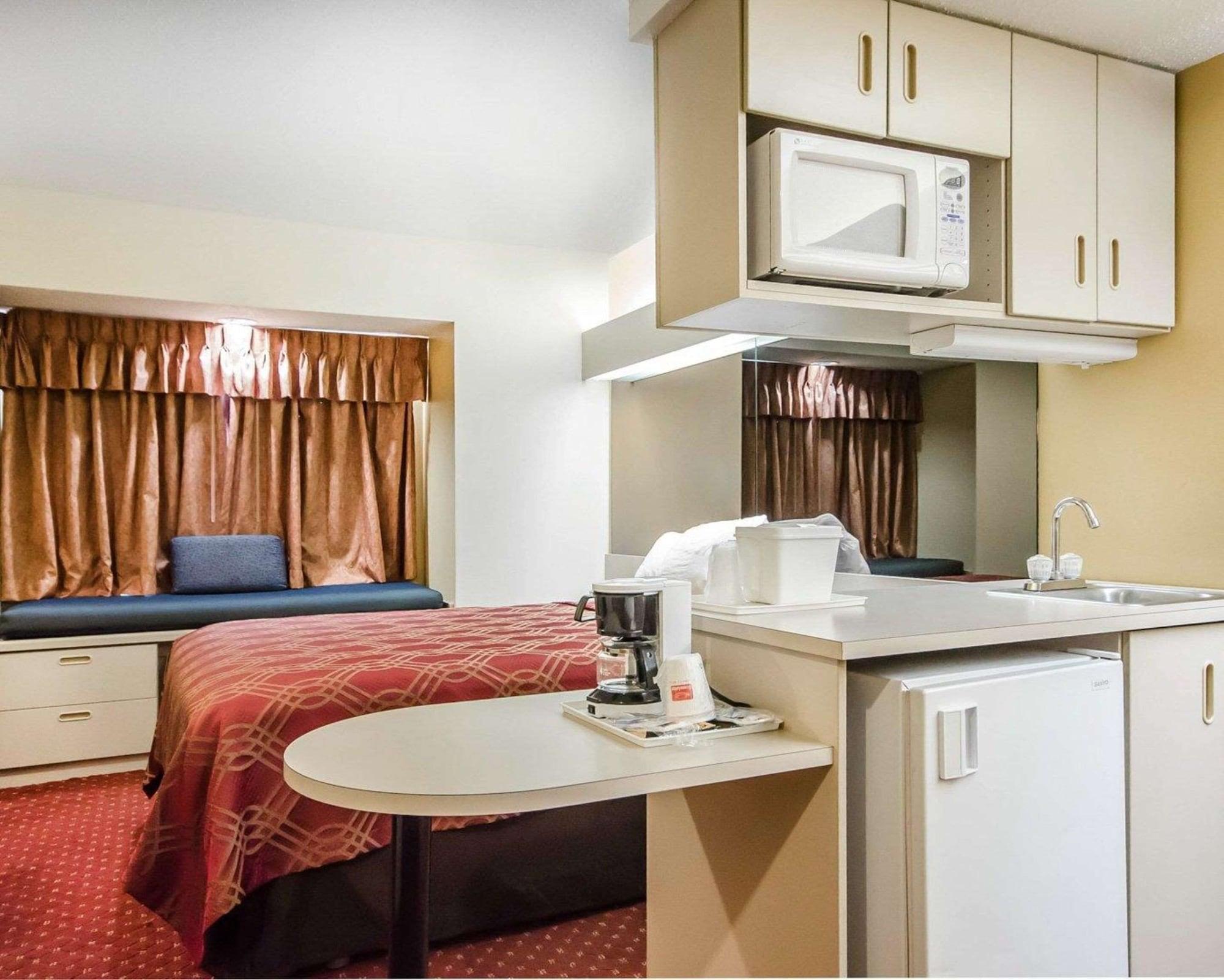 Econo Lodge Inn & Suites Evansville Stevenson Exteriör bild