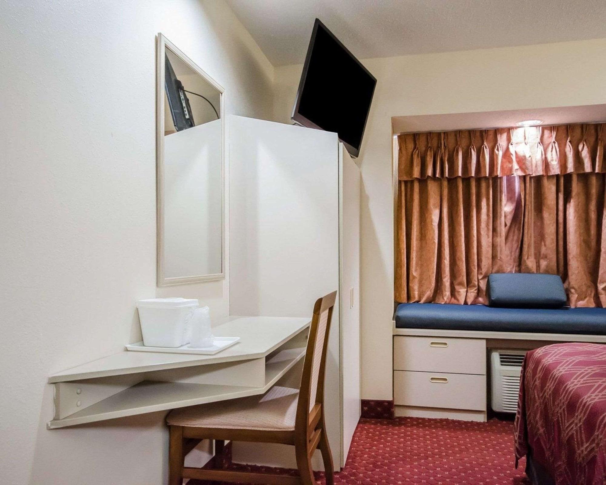 Econo Lodge Inn & Suites Evansville Stevenson Exteriör bild
