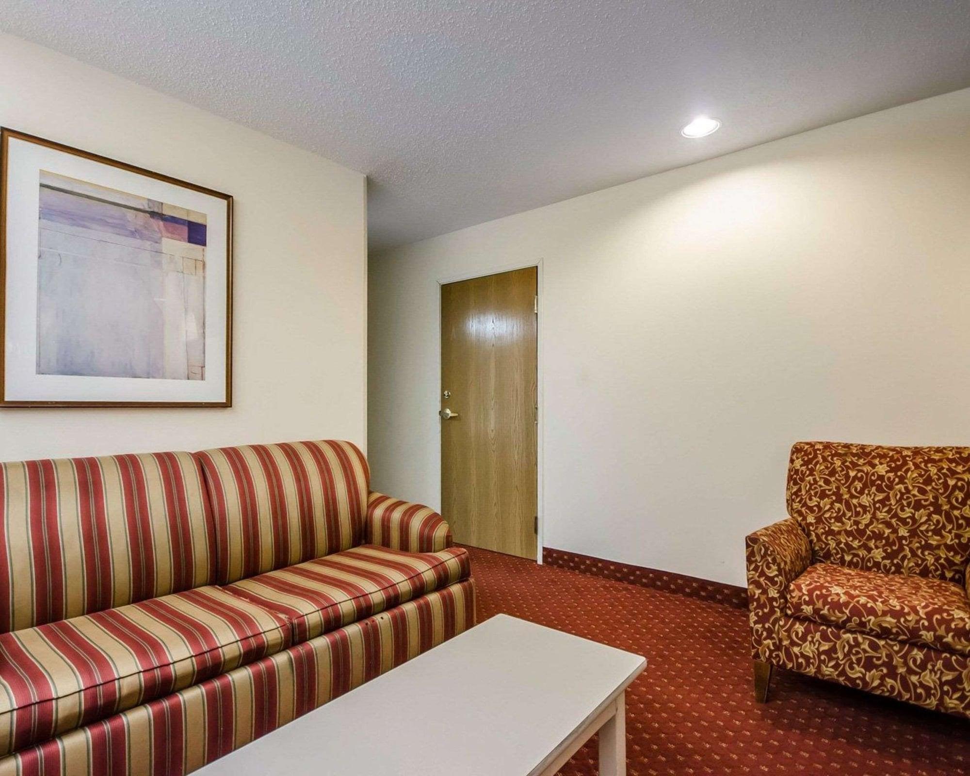 Econo Lodge Inn & Suites Evansville Stevenson Exteriör bild