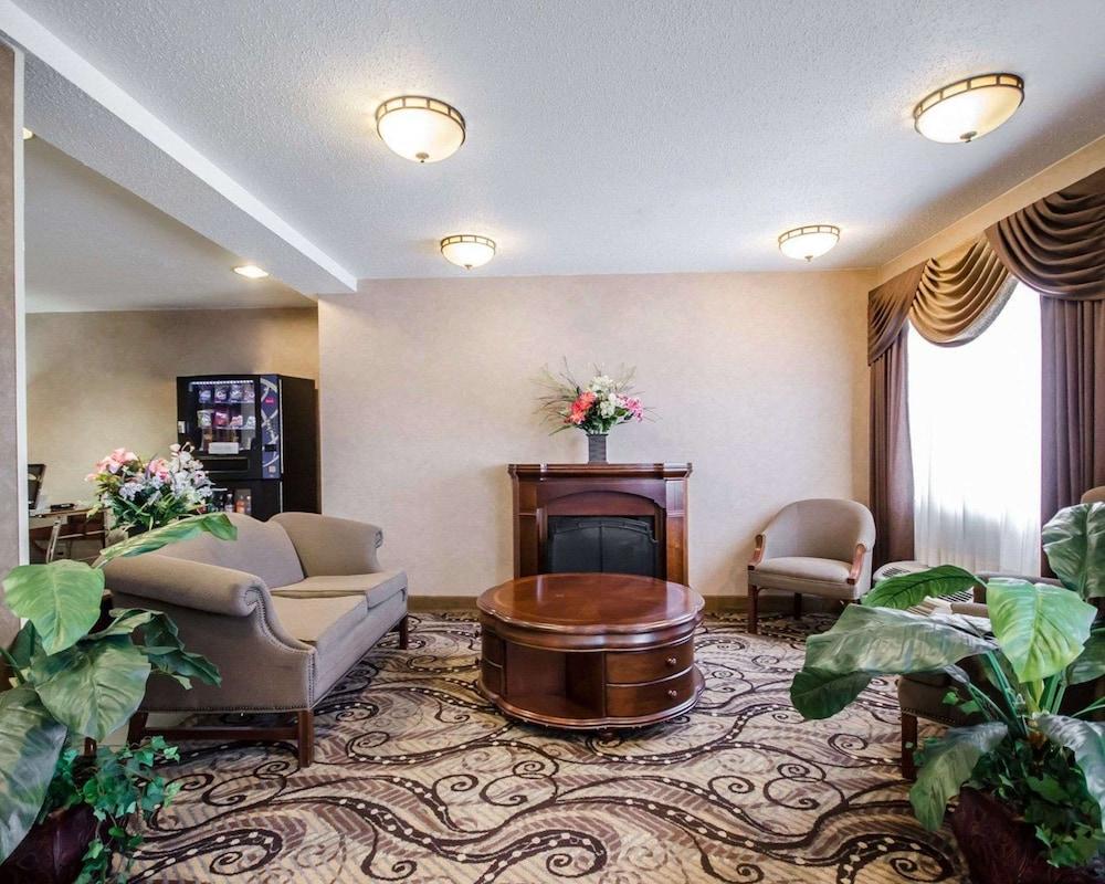 Econo Lodge Inn & Suites Evansville Stevenson Exteriör bild