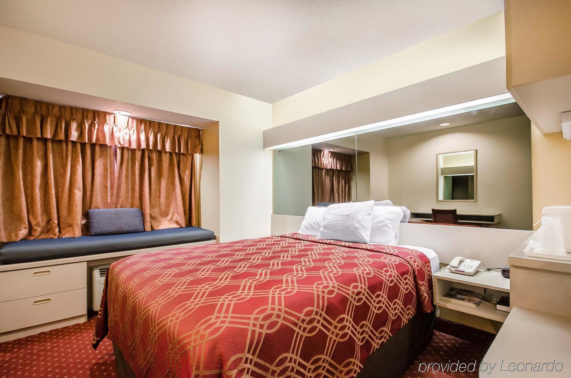 Econo Lodge Inn & Suites Evansville Stevenson Exteriör bild
