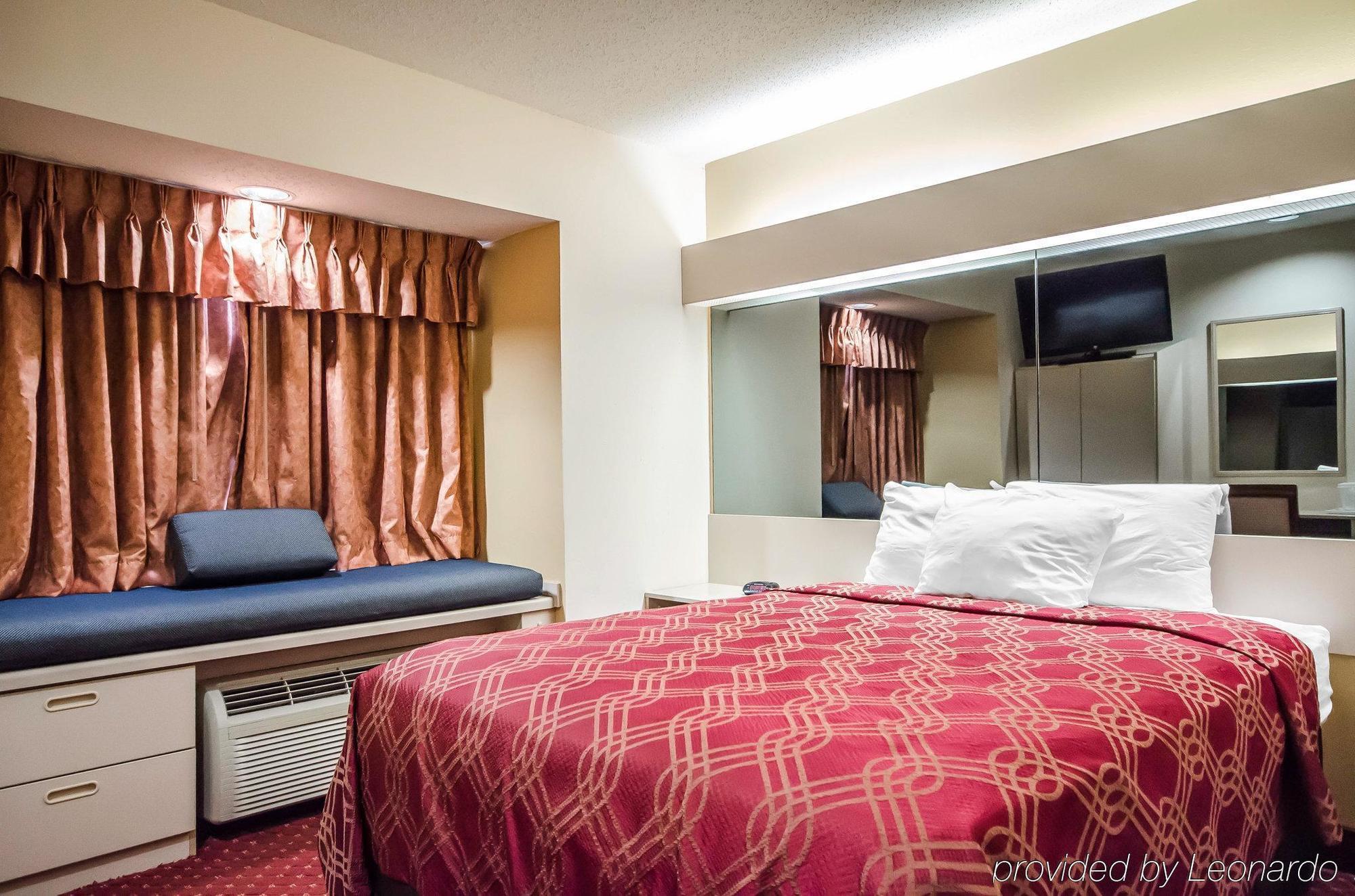 Econo Lodge Inn & Suites Evansville Stevenson Exteriör bild