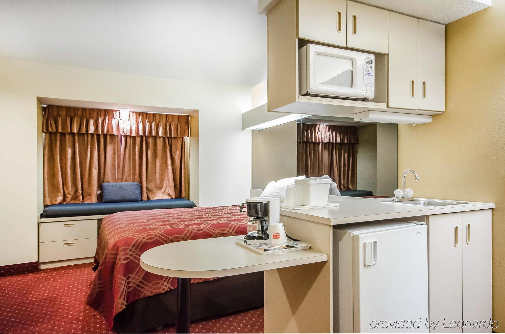 Econo Lodge Inn & Suites Evansville Stevenson Exteriör bild