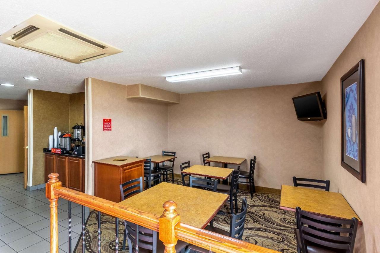 Econo Lodge Inn & Suites Evansville Stevenson Exteriör bild